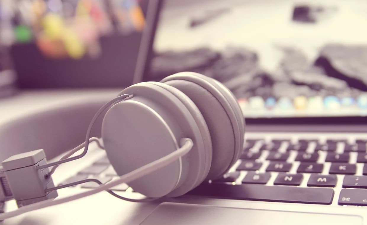 headphones-338492_1920