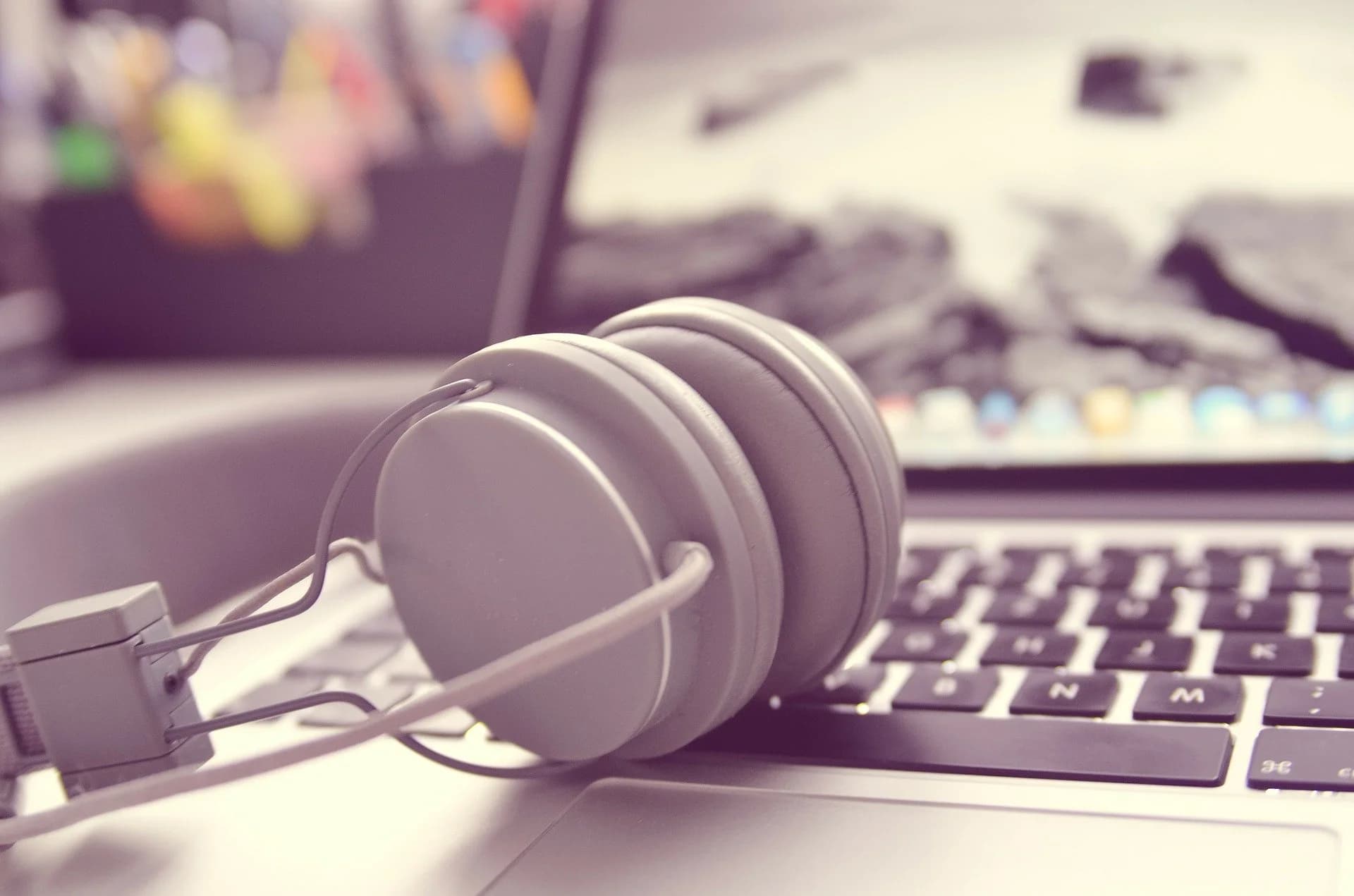 headphones-338492_1920